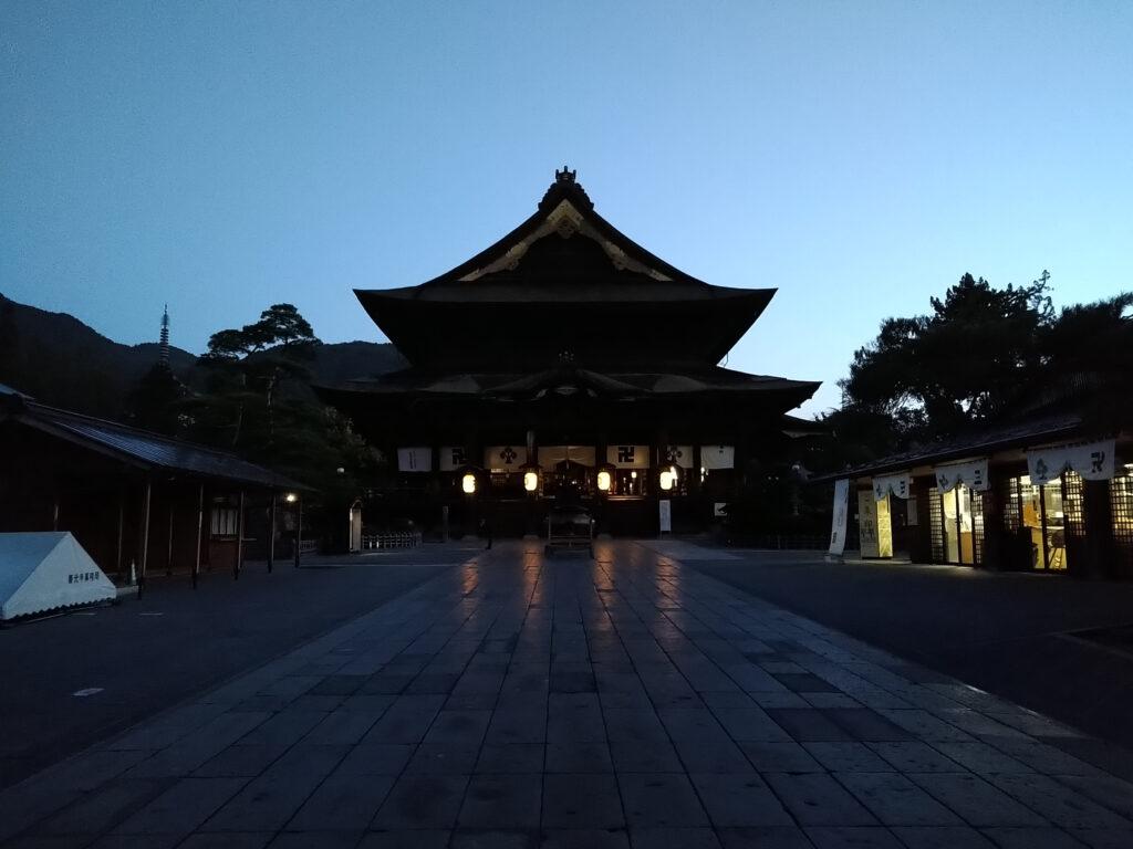 朝の善光寺