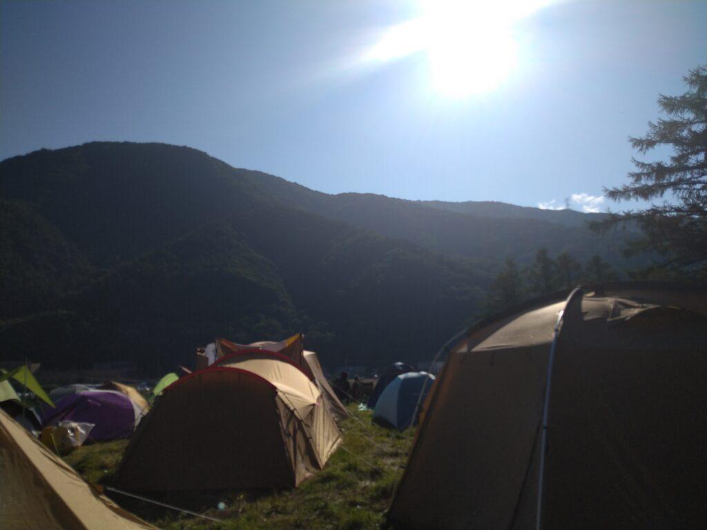 キャンプ場の朝