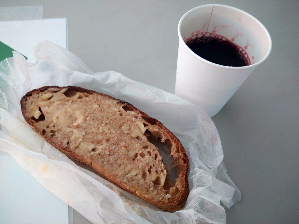 天然酵母のパンとワイン
