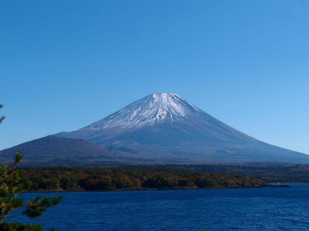 本栖湖と富士山