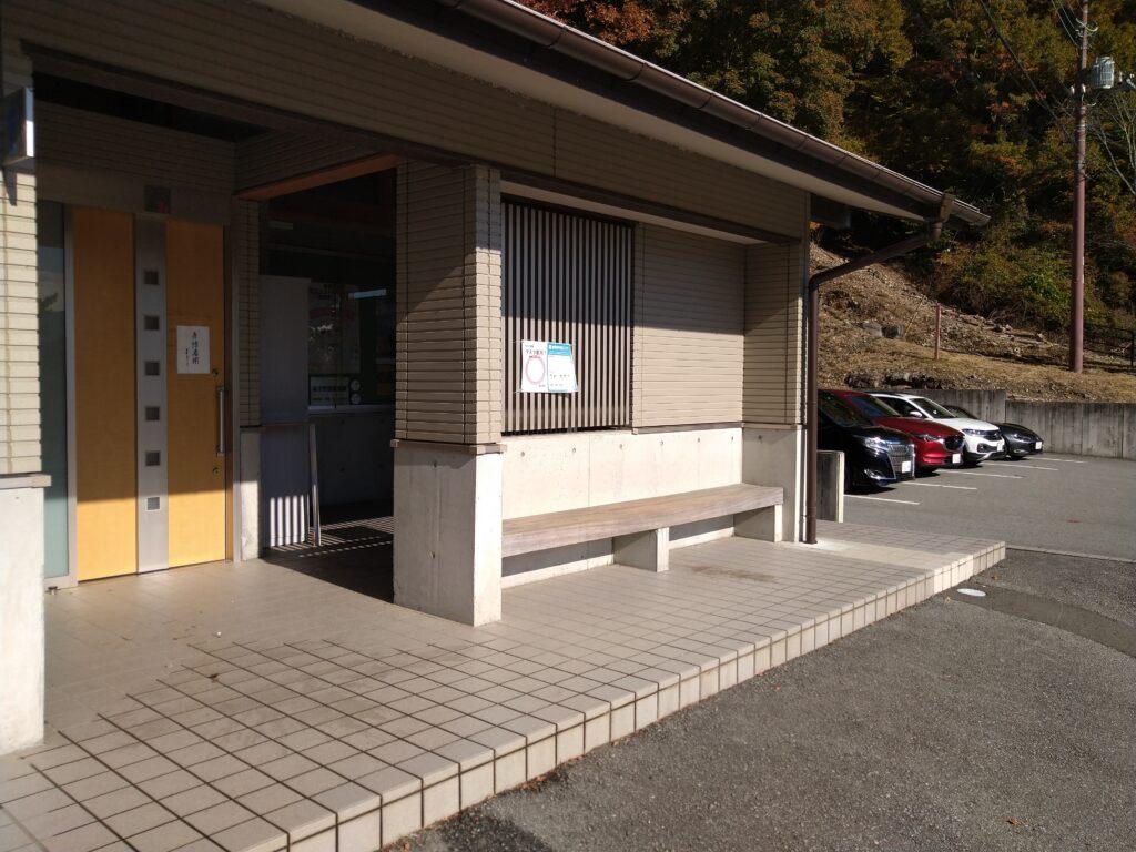 トイレのベンチ