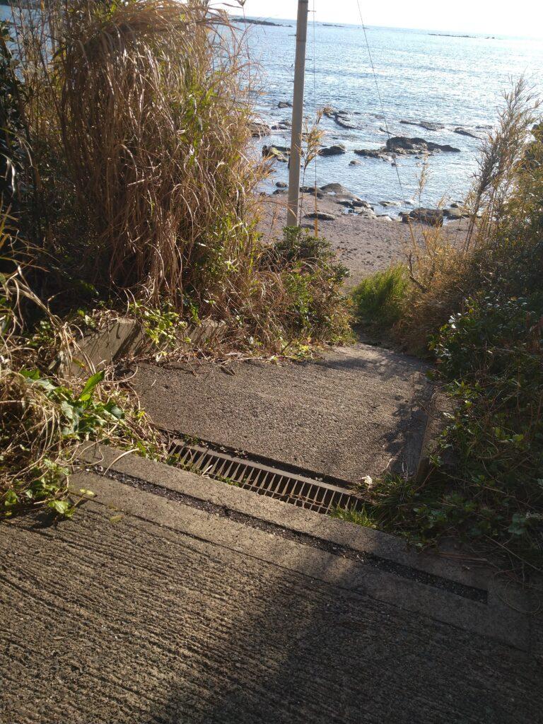 荒井浜への階段