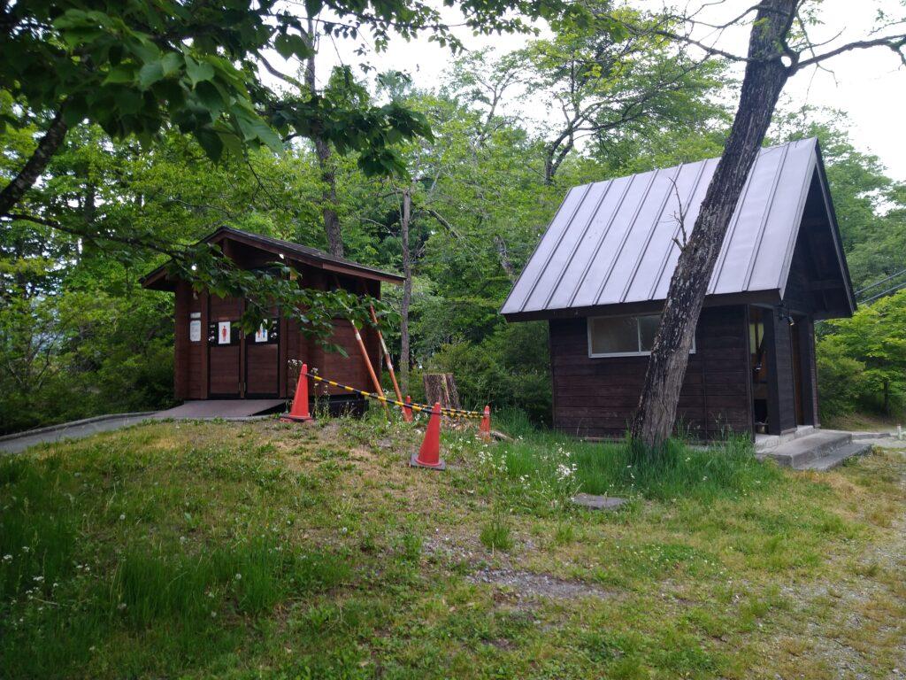 トイレと炊事場
