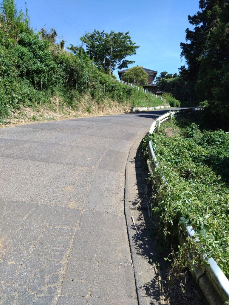 高台への坂道