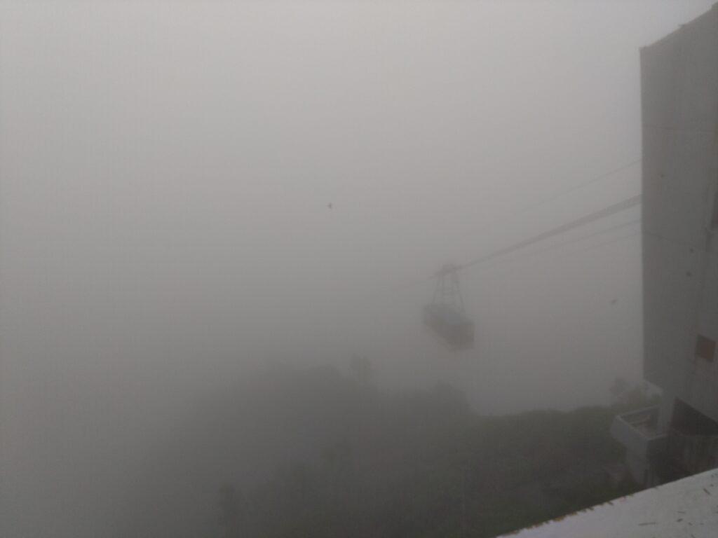 霧の中のロープウェイ