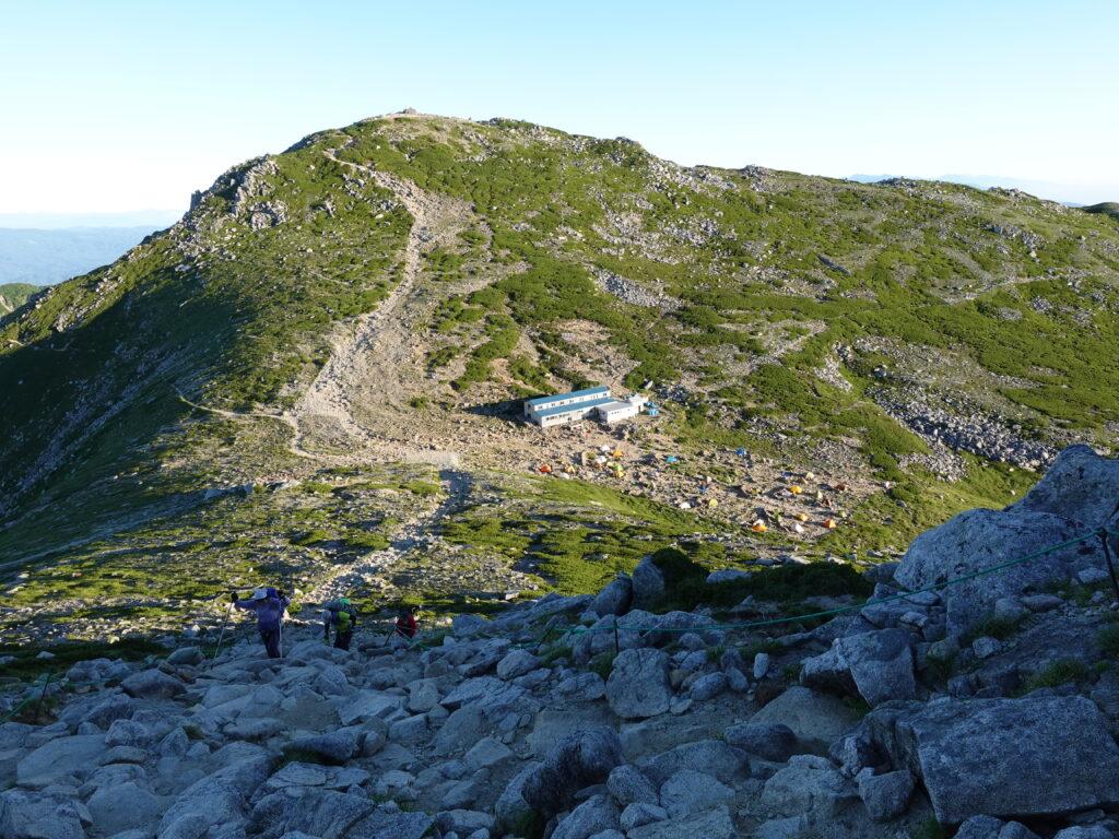 頂上山荘を後に