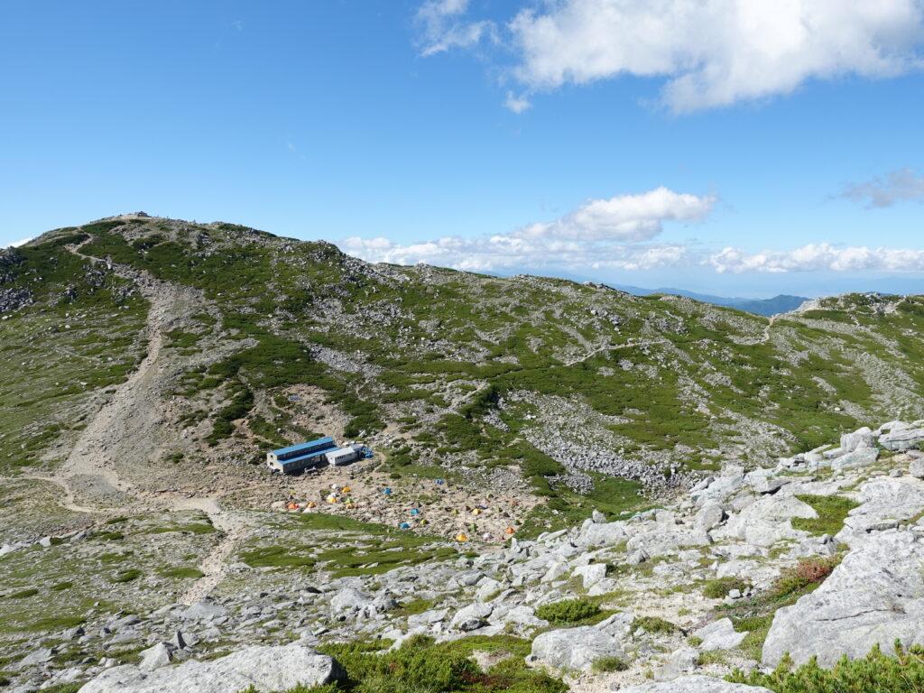 中岳から見る頂上山荘