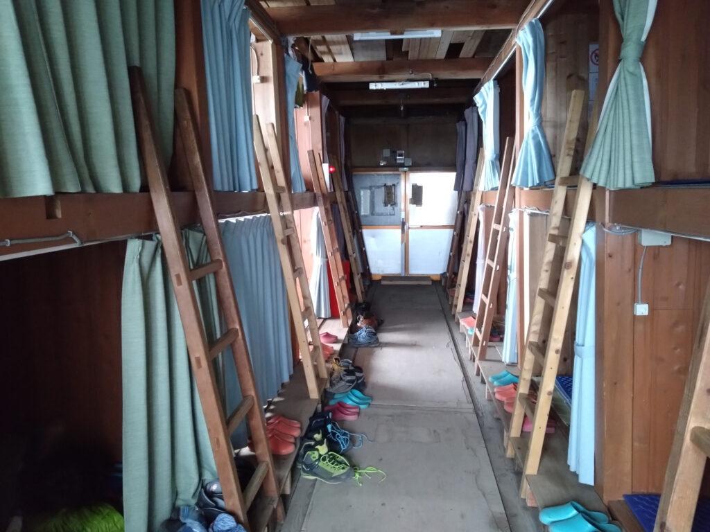 山小屋内