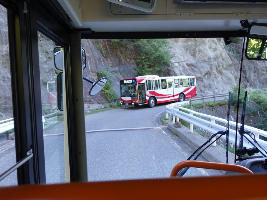 バスのすれ違い