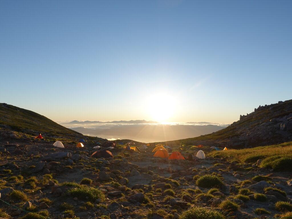 テント場での朝日