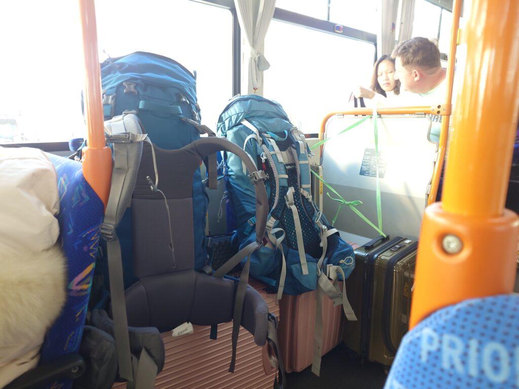 海外からの旅行者のバックパック