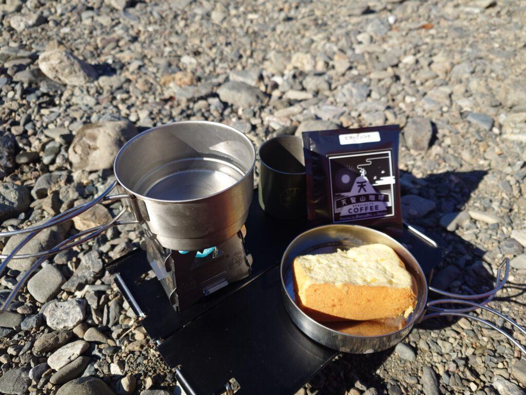 シフォンケーキとコーヒー