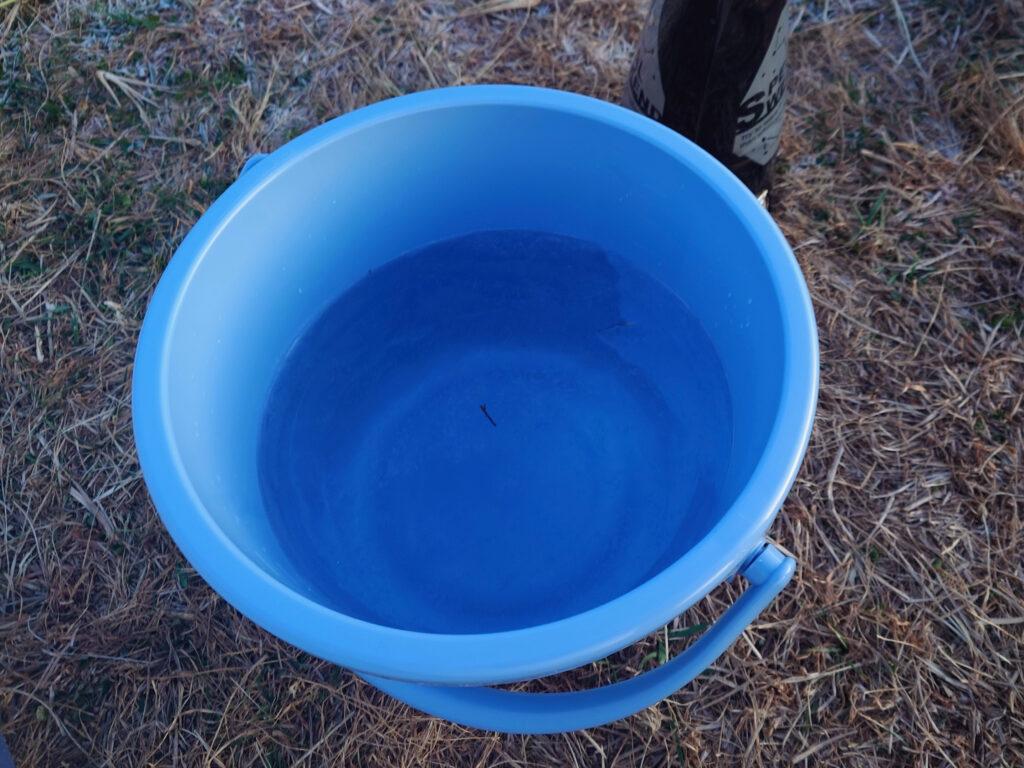 凍った汲み置きの水