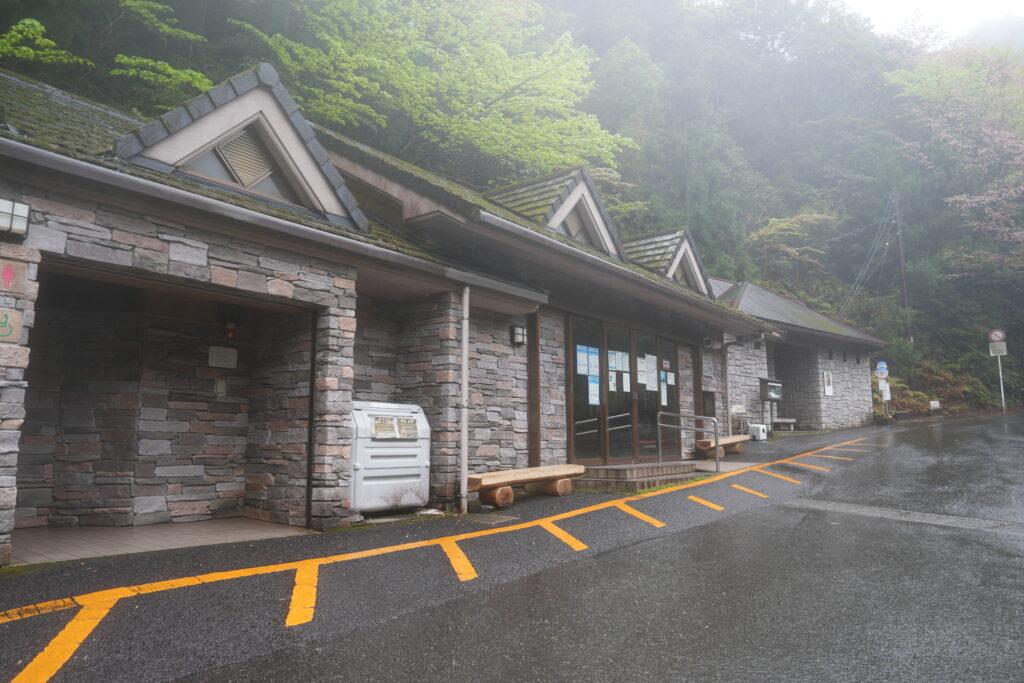 荒川登山口待合室