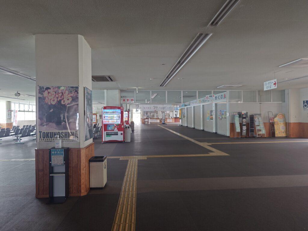 昼の名瀬港旅客待合室