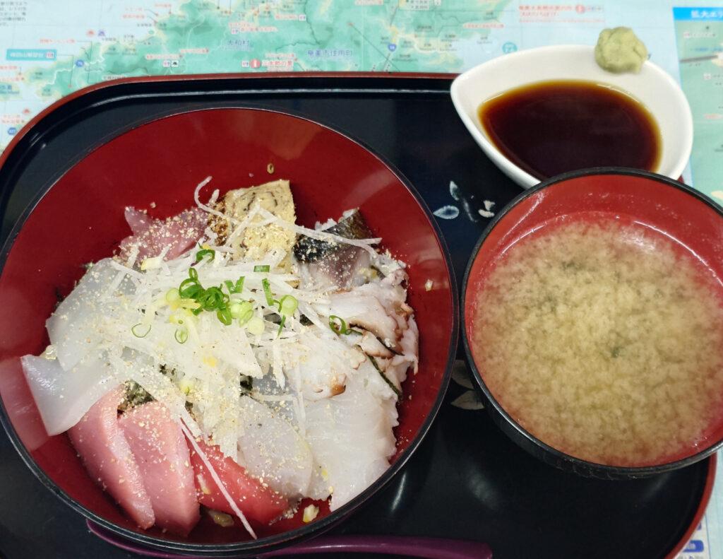 黒マグロ入り丼