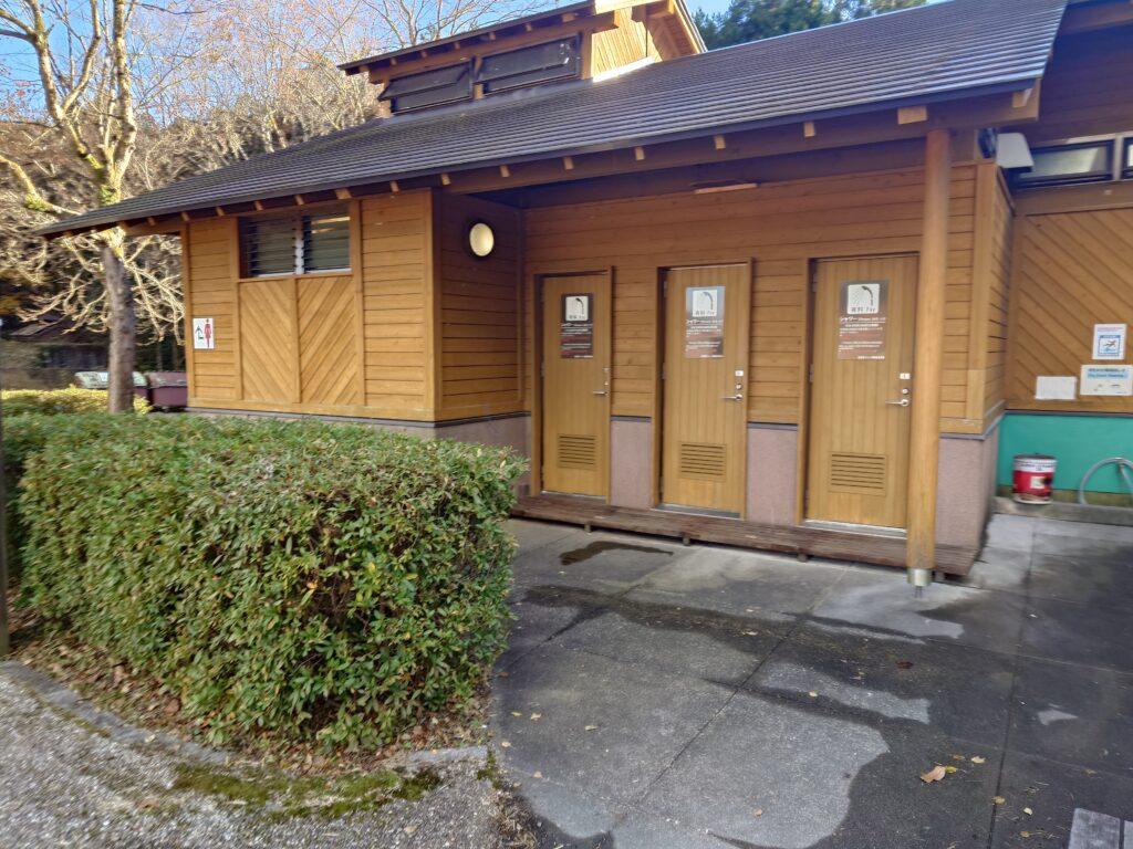 トイレとシャワー棟