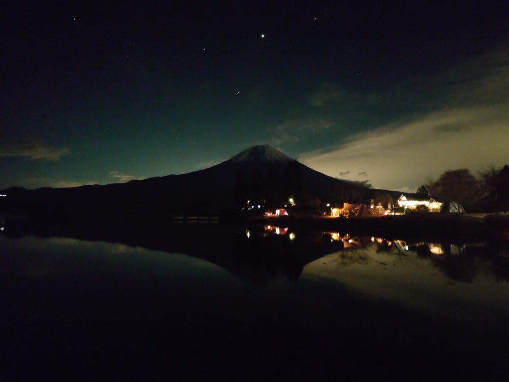 夜の富士山