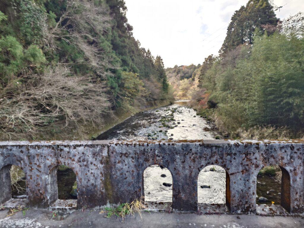 年季の入った橋と川