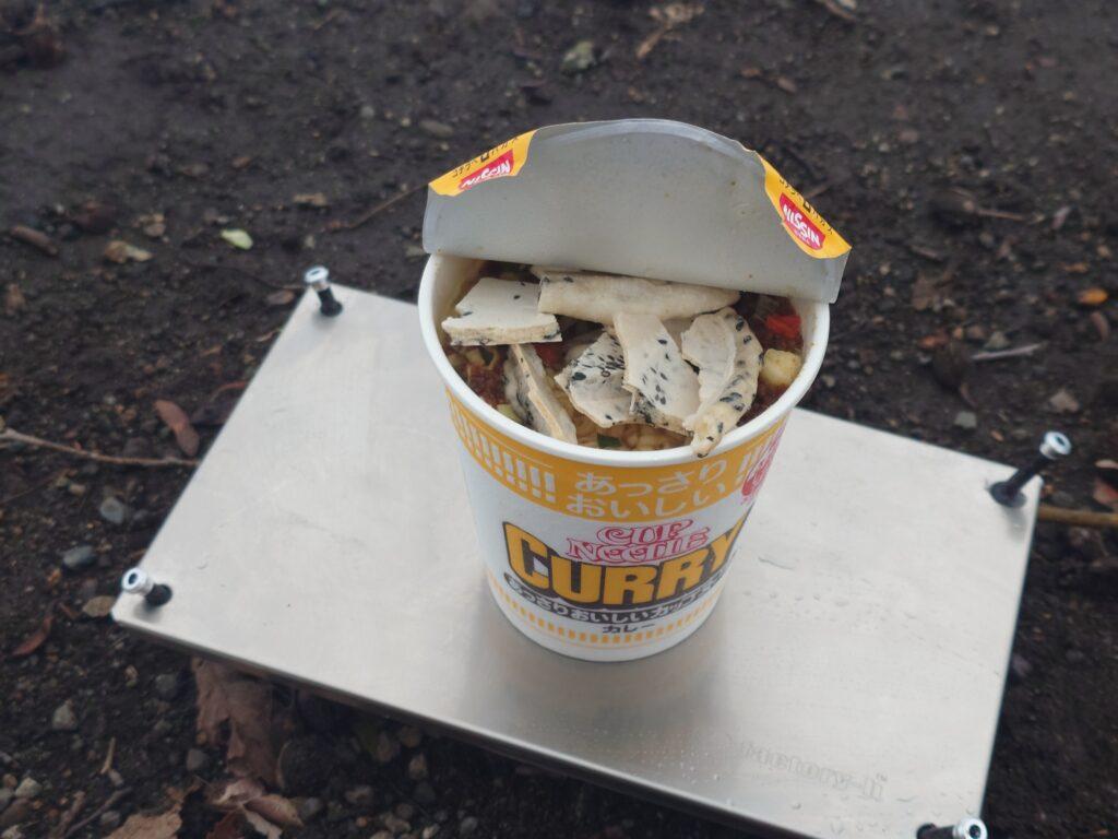 南部せんべいINカレーヌードル