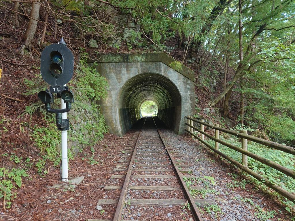 廃線のトンネル