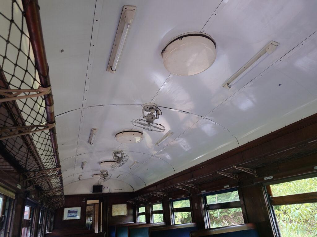 ノスタルジックな車内