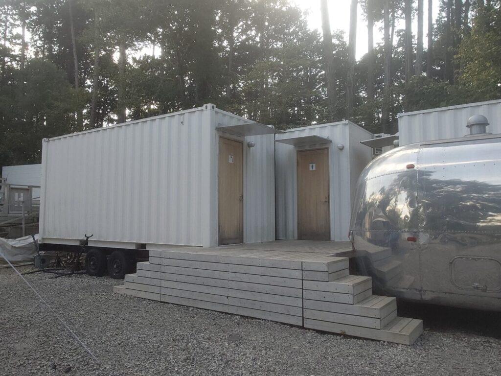 トイレとシャワー室