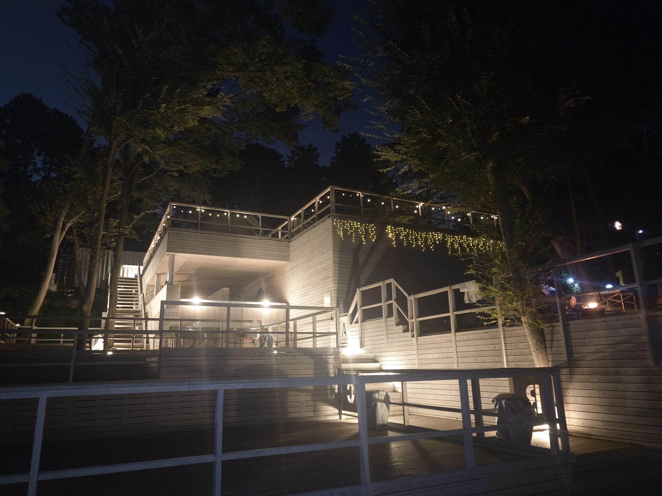 Calmbase Tokyo ‐緑に包まれたウッドデッキ×テントサウナのキャンプ基地‐